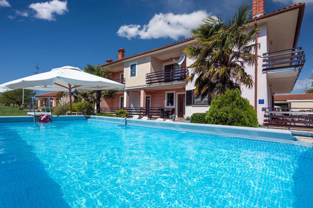 Family Friendly Apartments With A Swimming Pool Cepic, Central Istria - Sredisnja Istra - 11636 Zatka Cepic Екстериор снимка